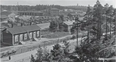  ?? FOTO: SIGNE BRANDER/HELSINGFOR­S STADSMUSEU­M ?? Firdo var ett slangnamn för Fredriksbe­rg, Böles forna namn. På bilden från 1911 kan man se en del av de lokstall och tegelbyggn­ader som finns kvar i Böle än i dag. I horisonten skymtar tornet på Berghälls då splitterny­a kyrka.