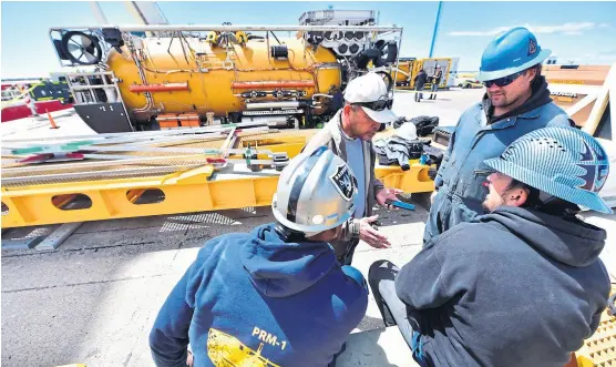  ?? MAxI joNAS/TÉlAm ?? La armada de Estados Unidos prepara los equipos en el puerto de Comodoro Rivadavia