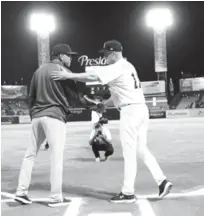  ??  ?? Gesto. Manny Acta y Audo Vicente se saludan antes de iniciar el juego.