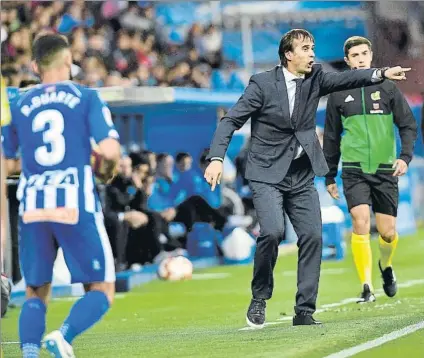  ?? FOTO: EFE ?? El entrenador del Real Madrid, Julen Lopetegui, contra las cuerdas después del batacazo de ayer en Mendizorro­za