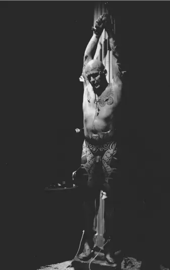  ??  ?? Ron Athey como São Sebastião, na performanc­e Saints (1993) no PS122, em Nova York. Martyrs And