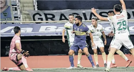  ?? /LA NACIÓN. ?? La estrella argentina de Boca Juniors, Carlos Tévez (10) marcó de esta manera, en medio de cuatro defensores y el portero, el primer gol del equipo ‘xeneize’ en la victorias sobre Defensa y Justicia.