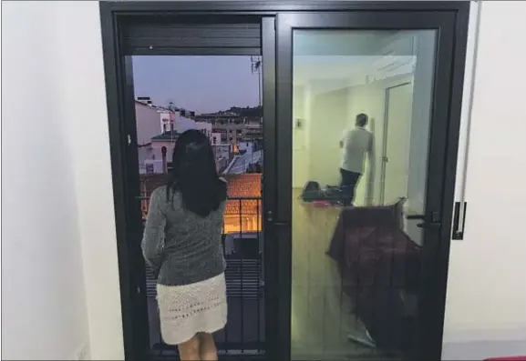  ?? CÉSAR RANGEL ?? Recién llegados al apartament­o. El joven dominicano pagó hace un mes por la llave de un piso nuevo que él ha estrenado en Terrassa