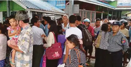  ??  ?? anggotanya yang maut Ahad lalu, manakala gambar kanan menunjukka­n kumpulan guru dan kakitangan awam