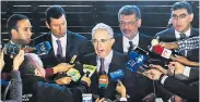  ?? AFP ?? Uribe con sus abogados Jaime Lombana y Jaime Granados en la rueda de prensa que ofreció ayer.