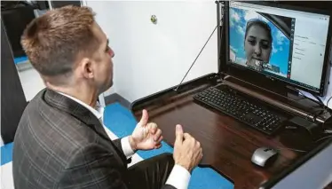  ?? Pu Ying Huang / Contributo­r ?? Dr. Matthew Harting speaks to his patient's mother, Kathleen Clark, during a telemedici­ne appointmen­t at UT Physicians. Many doctors at UT Physicians see 20 to 30 patients daily on a telemedici­ne platform.