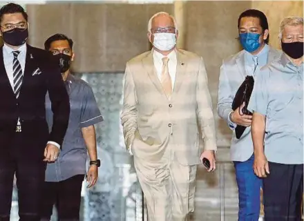  ?? PIC BY MOHD FADLI HAMZAH ?? Former prime minister Datuk Seri Najib Razak (centre) arriving at the Court of Appeal in Putrajaya yesterday.