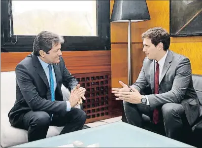  ??  ?? Javier Fernández i Albert Rivera reunits ahir a Oviedo