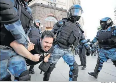 ?? YURI KOCHETKOV / EFE ?? Uno de los detenidos forcejea con la Policía durante la manifestac­ión.
