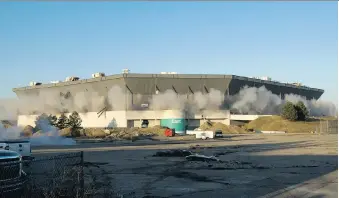  ?? DAVID GURALNICK/DETROIT NEWS VIA AP ?? Detonation­s can be seen during an attempted implosion of the Silverdome on Sunday. Technical problems with the explosives left the stadium in Pontiac, Mich., still standing.