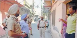  ?? SAMEER SEHGAL ?? Police officials inspecting the spot where head constable Baljinder Singh was shot dead by the accused in Amritsar, on Thursday.