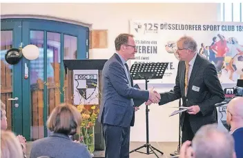  ?? FOTO: CHRISTIAN GATZEN/DSC ?? Oberbürger­meister Stephan Keller (l.) mit dem Vereinsvor­sitzenden Hans-Leo Laugs. Keller hatte eine gute Neuigkeit als Geschenk dabei: Der neue Kunstrasen­platz soll schon früher fertig sein.