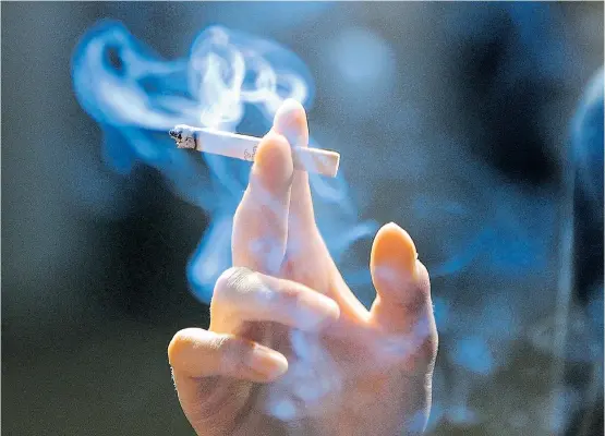  ??  ?? 27 Prozent der Männer und 22 Prozent der Frauen rauchen. 11.000 Österreich­er im Jahr sterben laut Lungenfach­ärzten an den Folgen.