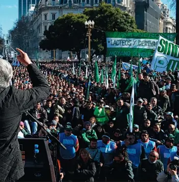  ??  ?? REBELIONES. Los grandes gremios, con Hugo Moyano a la cabeza, protestaro­n contra el pago de Ganancias mientras el presidente de Uruguay, Luis Lacalle Pou, facilitó el cambio de residencia fiscal de argentinos.