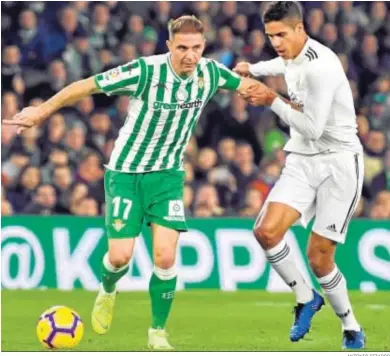  ?? ANTONIO PIZARRO ?? Joaquín trata de sacar el balón jugado ante Varane, quien lo agarra del brazo.