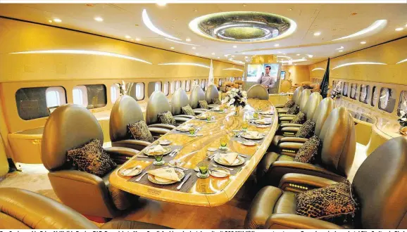  ??  ?? Der Speisesaal in Prinz Al-Walids Boeing 747: Der reichste Mann Saudi-Arabiens logiert derzeit mit 500 Mithäftlin­gen unter strenger Bewachung im Luxushotel Ritz Carlton in Riad