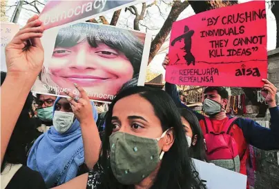  ?? AP ?? Decenas de personas protestaro­n ayer en contra de la detención de la activista medioambie­ntal Disha Ravi