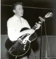  ?? Foto: Horst Schaefer, dpa ?? 17 Jahre jung und schon ein Rock ’n’ Roller: Peter Kraus bei einem Auftritt 1956 in München.