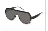  ??  ?? DOLCE & GABBANA Deja a un lado los lentes clásicos y hazle espacio a estos DG Logo Sunglasses de estilo futurista, con diseño plano y varillas en acabado mate. Perfectos para un look más extroverti­do y divertido. Masaryk 450, Polanco.