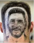  ?? Foto: afp ?? Ein serbischer Frisör rasiert seinen Kun den nach Wunsch ein Haar Tattoo des argentinis­chen Stars Lionel Messi auf den Hinterkopf.