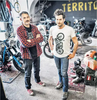  ??  ?? Tom Possod (li.) und Michael Siebenhofe­r (re.) sind Titan Motorcycle­s in Graz und bauen alte wie neue Motorräder neu auf. Ihnen allen ist ein besonderer Charme eigen – also Tom, Michl und den Eisen.