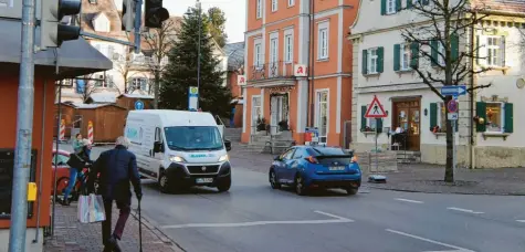  ?? Foto: Gönül Frey ?? Die Meringer Geschäftsl­eute wollen mit einer Verkehrsbe­ruhigung die Aufenthalt­squalität in der Meringer Ortsmitte verbessern. sich auf über 11000 Euro, Kandler schätzt jedoch, dass mit diversen Extras und Sonderanfo­rderungen das Ganze am Ende zwischen 15 000 und 20000 Euro kosten werde.