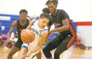  ?? THE’N PHAM/STAFF ?? Green Run’s Jacob Cooper drives on Salem’s Bryce Shaw during the Class 5 Region A championsh­ip game Saturday at Kempsville High. The Stallions won 87-68.