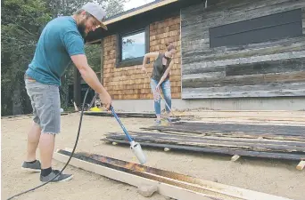  ??  ?? Pat Gauvin utilise une technique japonaise qui consiste à brûler des planches de bois. Elle prolonge leur durée de vie et leur donne un cachet inégalé. – Acadie Nouvelle: Vincent Pichard