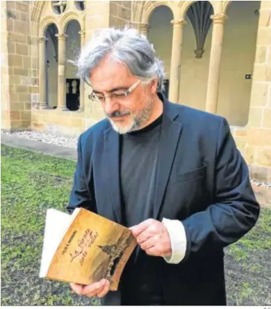  ?? M. G. ?? Félix G. Modroño, con un ejemplar de su nueva novela, publicada por la editorial Erein.