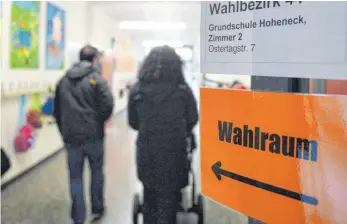  ?? FOTO: DPA ?? Wahllokal in Ludwigsbur­g: Auch bei der nächsten Landtagswa­hl werden die Menschen in Baden-Württember­g nur ein Kreuz machen können.
