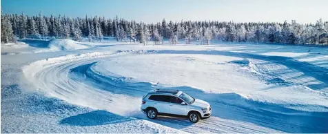  ??  ?? Schön, aber auch ganz schön gefährlich: eine Fahrt auf Eis und Schnee. Dass man unter solchen Bedingunge­n mit Allradantr­ieb besser unterwegs ist, liegt auf der Hand. Das Bild zeigt einen Skoda Karoq auf einer speziell präpariert­en Piste in Lappland.