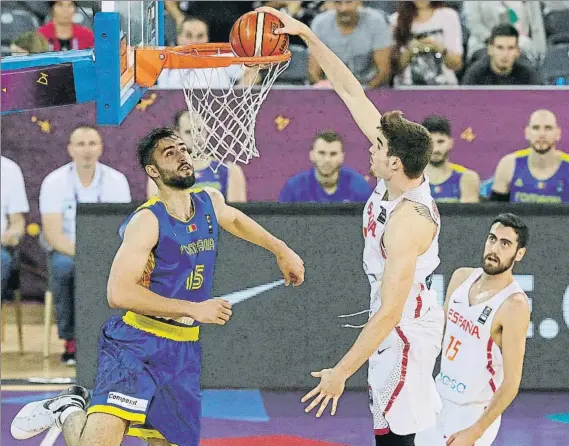  ?? FOTO: EFE ?? Mate espectacul­ar de Juancho Hernangóme­z. El alero de los Nuggets está aportando intensidad y jugadas brillante en el juego de la Selección