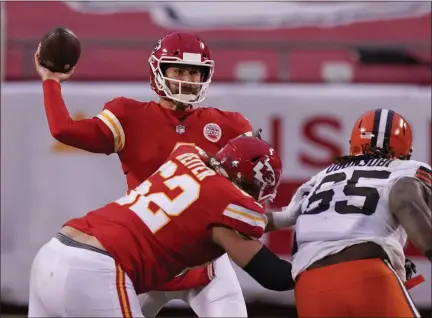  ?? CHARLIE RIEDEL - THE ASSOCIATED PRESS ?? Kansas City Chiefs quarterbac­k Chad Henne throws a pass during the second half of an NFL divisional round football game against the Cleveland Browns, Sunday, Jan. 17, 2021, in Kansas City.