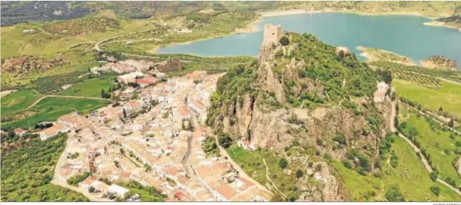  ?? ANDRÉS BARRERA ?? Una vista a ojo de pájaro de la localidad de Zahara de la Sierra, con su castillo y torre del homenaje, donde se ha descubiert­o el aljibe nazarí.