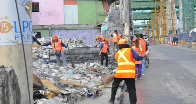  ??  ?? WORKERS sent by the Department of Public Works and Highways clear debris from a demolished building in Caloocan City.