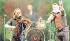  ??  ?? Die Bands „Fiddler’s Green“(Foto) und „The Woodpecker­s“ließen auf der großen Gruabarock­bühne die tolle Stimmung unter den Gästen bis weit in die Nacht hinein nicht abreißen.