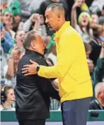  ?? JUNFU HAN/DETROIT FREE PRESS ?? Tom Izzo shakes hands with Juwan Howard after Michigan State’s 81-62 victory at
Breslin Center in East Lansing on January 30.