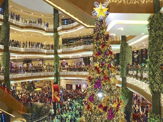  ??  ?? Ring in the holidays at Robinsons Galleria Cebu