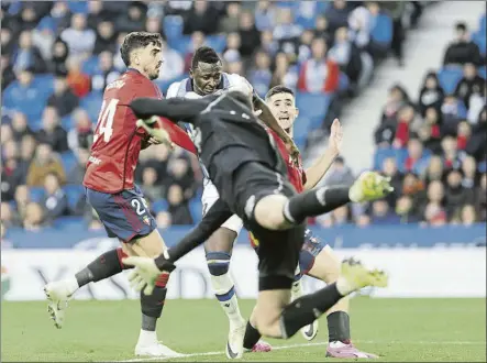  ?? FOTO: UNCITI ?? Incapacida­d La Real lo intentó todo, también Sadiq, pero se topó con Herrera y la gran defensa de Osasuna