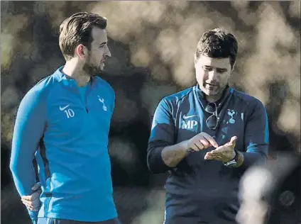  ?? FOTO: PERE PUNTÍ ?? Mauricio Pochettino da consignas a Harry Kane Técnico y goleadores son clave para que el proyecto del Tottenham siga creciendo