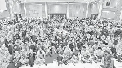  ?? ?? ALBUM: Arifin merakamkan gambar kenangan bersama sebahagian pelajar di Semenanjun­g dalam satu majlis berbuka puasa yang diadakan di Johor Bahru.
