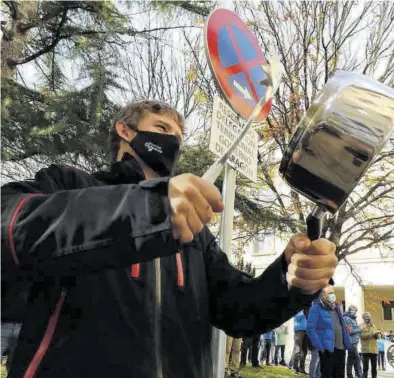  ?? ÁNGEL DE CASTRO ?? Uno de los manifestan­tes por el cierre de las estaciones protesta en Huesca con una cacerola.