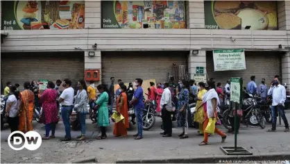  ??  ?? People waiting in line outside a Mumbai market ahead of a new lockdown