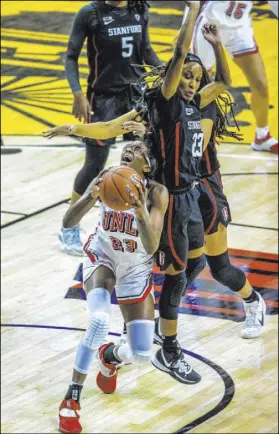  ?? Las Vegas Review-Journal @Left_Eye_Images ?? L.E. Baskow
Desi-Rae Young tries to score against Stanford’s Kiana Williams in the Cardinal’s 101-54 win at the Thomas & Mack Center.