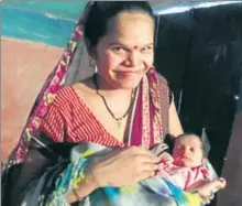  ?? SANCHITA SHARMA/HT ?? Khushboo Lodi, 21, with her 12dayold premature baby Shivyani in Bhopal. She’s already using contracept­ion to space out her next pregnancy.