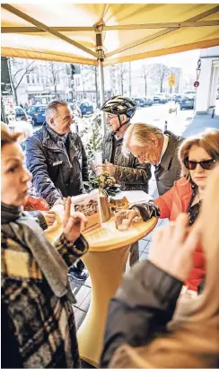  ?? RP-FOTO: ANDREAS ENDERMANN ?? Diskussion in Bilk (v.l.): Petra Vorsteher, RP-Lokalchef Uwe-Jens Ruhnau, Bernhard Hornig, Bernhard Piltz und Ulrike Thiele