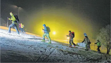  ?? FOTO: MATHIAS WILD ?? In vielen Skigebiete­n sind Tourengehe­r auch nach Feierabend noch unterwegs. Foto: Mathias Wild