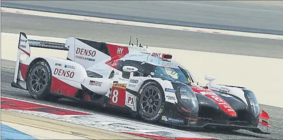  ??  ?? El Toyota TS050 con el que Fernando Alonso (y Sebastien Buemi) rodaron ayer en el circuito de Bahrein como preparació­n de las 24 Horas de Le Mans del próximo me s de junio