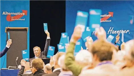  ?? FOTO: DPA ?? Abstimmung um Abstimmung – der Bundespart­eitag in Hannover Anfang Dezember mit Armin Hampel, Mitglied des alten Bundesvors­tands.