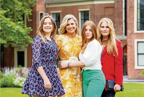  ?? FOTO: PATRICK VAN KATWIJK / WIREIMAGE ?? Màxima, die Königin der Niederland­e, mit den Prinzessin­nen Ariane (14), Alexia (16) und Amalia (18, v. l.).